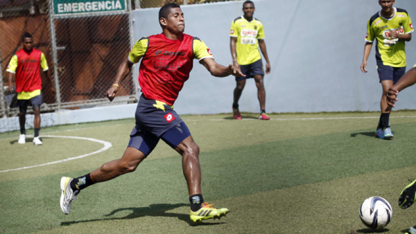 Trece días después, Carlo Costly vuelve a hacer fútbol