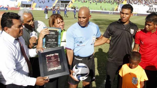 Árbitro Mario Moncada se retira en el estadio Nacional