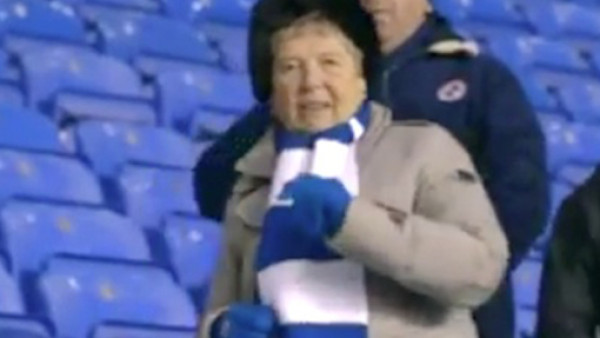 El cómico baile de una abuelita aficionada al fútbol