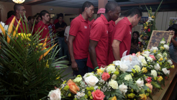 Amigos acompañan a la familia Cabrera