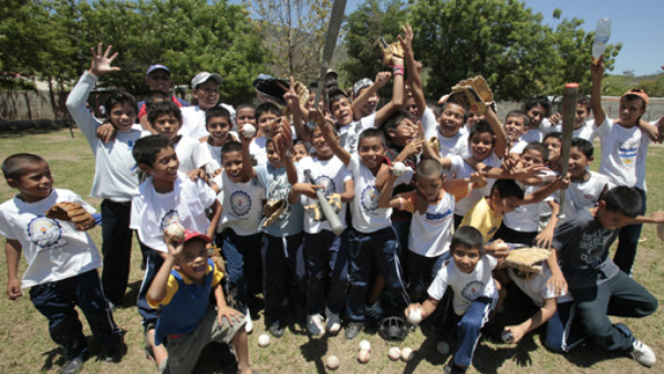 Cuerpo de Paz enseña béisbol en regiones de Honduras