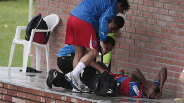 Beckeles casi se fractura la tibia de la pierna izquierda