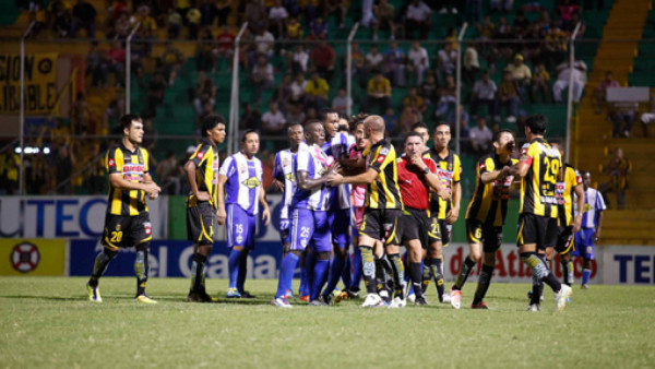 Real España ganó, pero de forma agónica