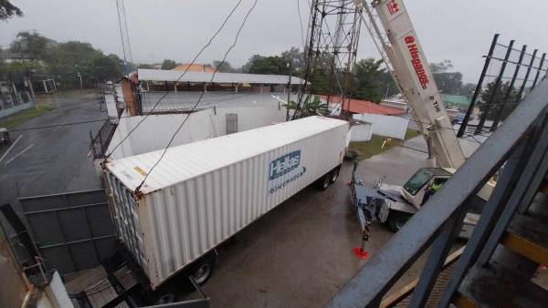 Condepor finalmente tiene la máquina que se encarga de coser las fibras ópticas que van instaladas en el césped híbrido.