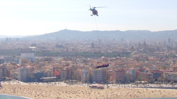 Un Ferrari sobrevuela Barcelona promociando el GP