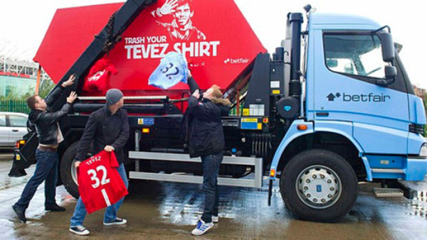 Un camión de basura recoge las camisetas de Tévez