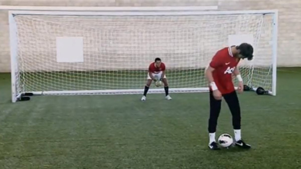 'Chicharito' Hernández muestra sus dotes de portero