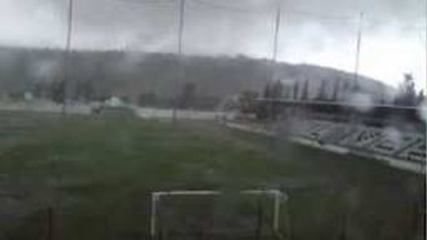 VIDEO: Impactantes momentos en que tornado destroza estadio en Portugal