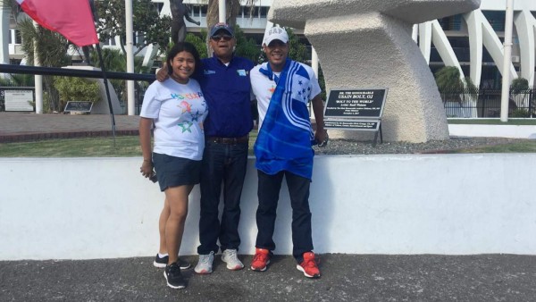 ¡Pollo asado y sopas! El ambiente en afueras del Independence Park previo al Jamaica-Honduras