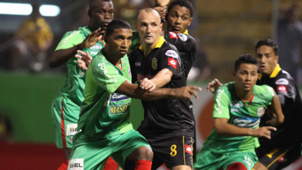 Real España rescató un punto dramático