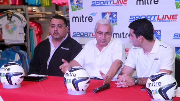 Liga Nacional de Honduras presenta su nuevo balón oficial