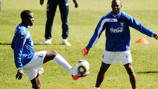 Hendry Thomas espera que David Suazo firme y dar la batalla