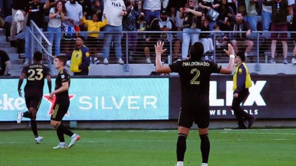 Denil Maldonado agradeciendo a Dios por su debut con el LAFC. Foto: Fútbol Centroamericano.