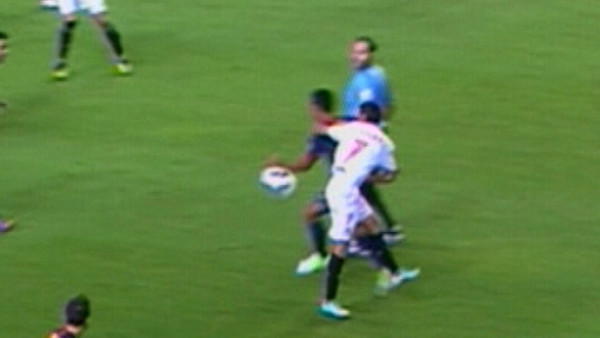 VIDEO: La mano de Thiago Alcántara en el segundo gol de Fábregas