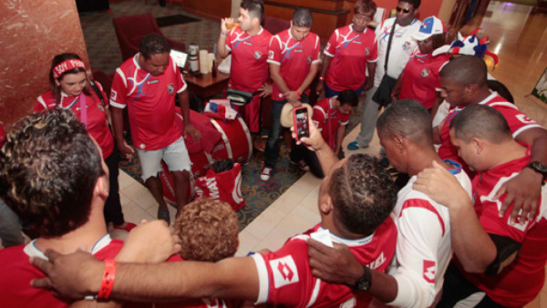 La Extrema Roja pidió a Dios un triunfo ante Honduras