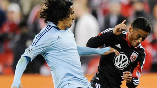 Roger Espinoza le ganó el duelo a Andy Najar en la MLS