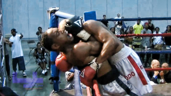 Boxeador es suspendido 10 años por morder el cuello de su rival