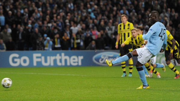 Balotelli salva sobre la hora al Manchester City