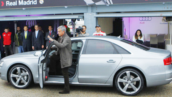 Jugadores del Real Madrid recibieron autos nuevos