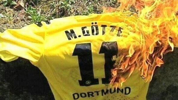 Llaman a Gotze 'judas” y queman su camiseta