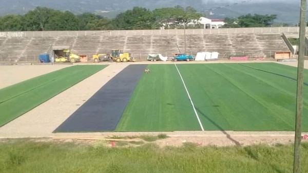 ¡Una belleza! De ser un potrero a tener cancha sintética; así han transformado el estadio de La Paz