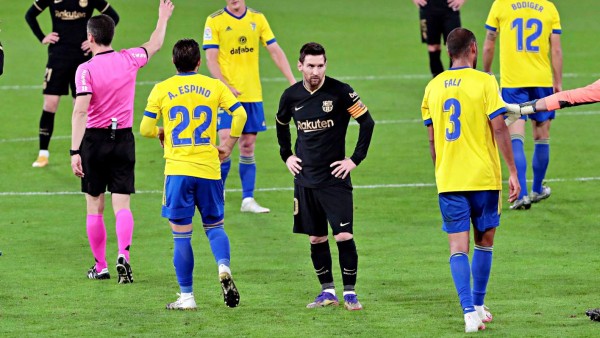 FOTOS: El dolor de Messi y la tristeza del Barcelona tras perder con el Cádiz del Choco Lozano &nbsp;&nbsp;