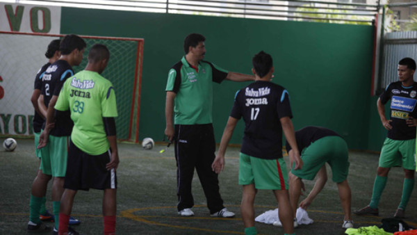 Carlos Martínez cuestionó decisiones arbitrales tras el duelo ante Platense
