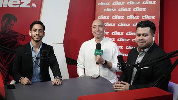 Gibrán Araige junto a los periodistas de DIEZ, Daniel Ramírez y Gustavo Roca durante el debate. FOTO: Mauricio Ayala.