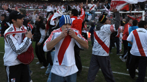 Hinchas de River celebran el ascenso de su equipo