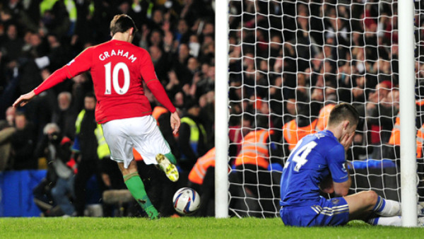 Swansea deja al Chelsea al borde de la eliminación