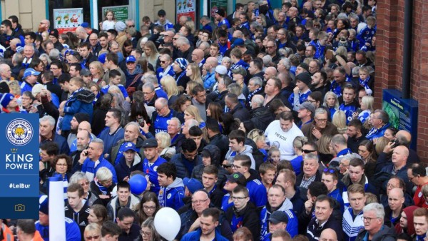 Marcha y llanto: Nuevo homenaje del Leicester a su presidente en el King Power Stadium
