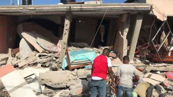 Siguen buscando sobrevivientes: las desgarradoras imágenes del terremoto que sacudió a Haití y aumentan las muertes