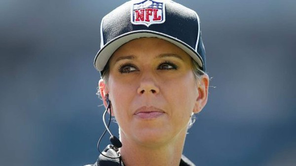 Sarah Thomas, la primera mujer que pitará un partido de playoffs en la historia de la NFL