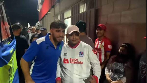 Agustín Auzmendi se mostró muy contento y accesible con los aficionados del Olimpia.
