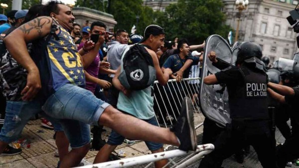 Enfrentamientos y caos total en las calles de Argentina durante el velorio de Diego Maradona