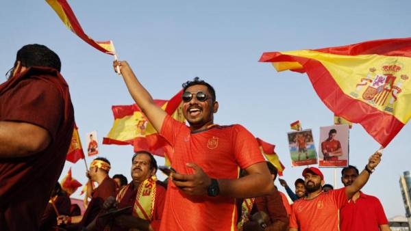 Así han sido captados los “aficionados” de la selección de España instalados en Qatar.