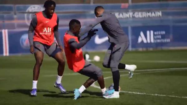 El mediocampista Idrissa Gueye y el pisotón que dejaría a Mbappé fuera del partido ante Real Madrid.