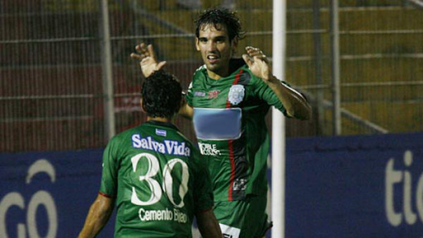 Cardozo se llevó la camisa del Vida