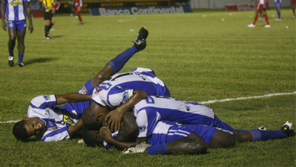 Victoria aplasta al Atlético Choloma y logra su primer triunfo