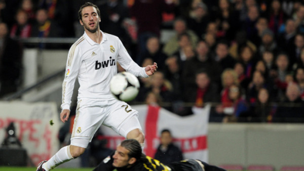 Barcelona sufre, pero despacha al Real Madrid