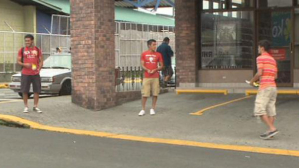 VIDEO: Jugadores del Herediano salen a las calles a vender boletos