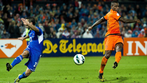 Van der Vaart lidera contundente triunfo de Holanda