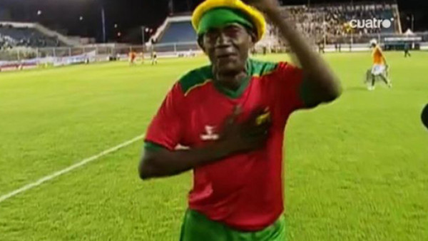 VIDEO: Masajista se lesiona y pide cambio durante juego de fútbol