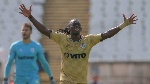 El hondureño Alberth Elis celebrando uno de los dos goles que le hizo al Santa Clara en Portugal con el Boavista. Foto cortesía