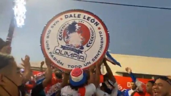 ¡Espectacular banderazo! Afición del Olimpia visitó las afueras del Exploria Stadium para alentar a su equipo