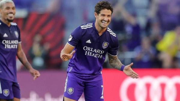 “Hubo un día que fuimos a practicar tiros libres con Ronaldinho, Pirlo y Beckham; me retiré y solo fui a mirar”