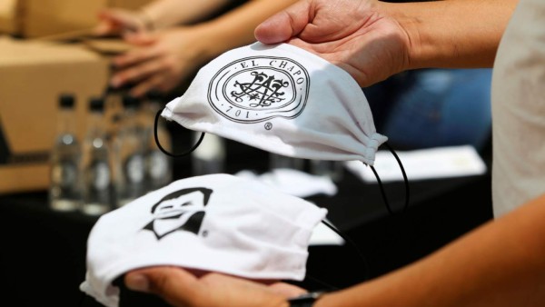 La hija del 'Chapo' Guzmán regala víveres y mascarillas con la imagen de su padre