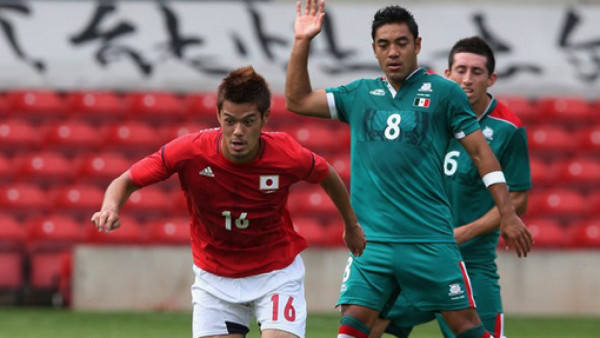 Delantero mexicano hace malabares con un chicle