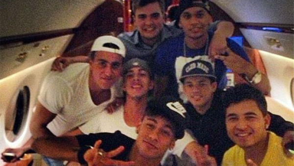 Neymar llevó a sus amigos a la presentación en Barcelona