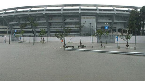 VIDEO: Lluvias inundan estadio donde se jugará final del Mundial